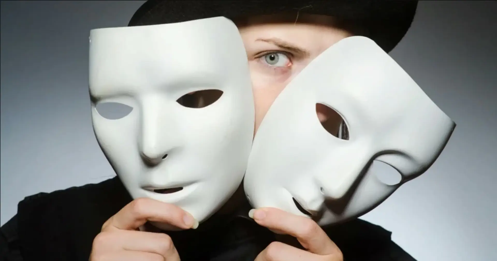 Маска лучшее слушать. Человек в маске. Театральные маски. Человек в театральной маске. Маска лицемерия.