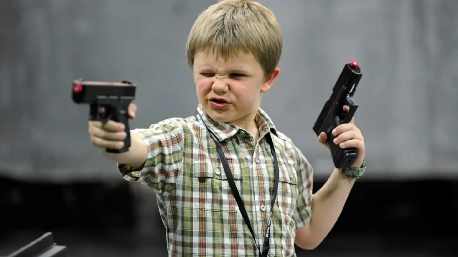 Опасные детские игры. Оружие для детей. Мальчик с пистолетом. Мальчик с игрушечным пистолетом.