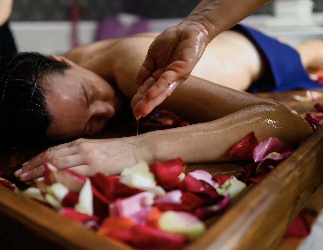 Спа для женщин в спб. Индийский массаж Абхьянга. Масляный массаж. Аюрведический массаж. Широдхара массаж.